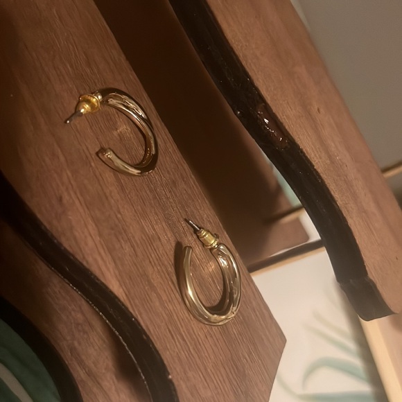 Minimalist Gold Hoop Earrings - Picture 4 of 5